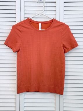 Athleta In Motion Seamless Tee Women’s Size XS Coral Ventilated Short Sleeves